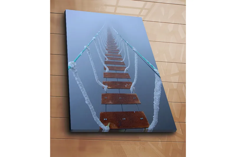 Canvastavla 70x100 cm - Hängbro som sträcker sig genom dimma, vilket skapar en mystisk och avlägsen känsla - Mörkbrun / Vit / Ljusblå - Inredning & dekor - Tavlor & konst - Canvastavla