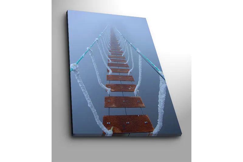 Canvastavla 70x100 cm - Hängbro som sträcker sig genom dimma, vilket skapar en mystisk och avlägsen känsla - Mörkbrun / Vit / Ljusblå - Inredning & dekor - Tavlor & konst - Canvastavla