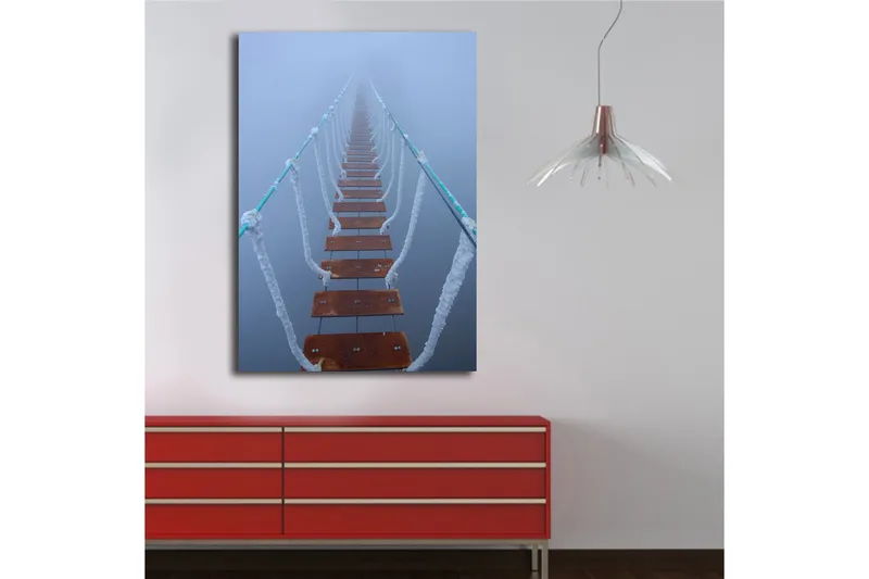 Canvastavla 70x100 cm - Hängbro som sträcker sig genom dimma, vilket skapar en mystisk och avlägsen känsla - Mörkbrun / Vit / Ljusblå - Inredning & dekor - Tavlor & konst - Canvastavla