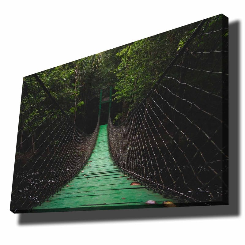 Canvastavla 70x100 cm - Hängbro som sträcker sig genom en grönskande skog - Grön / Svart - Inredning & dekor - Tavlor & konst - Canvastavla