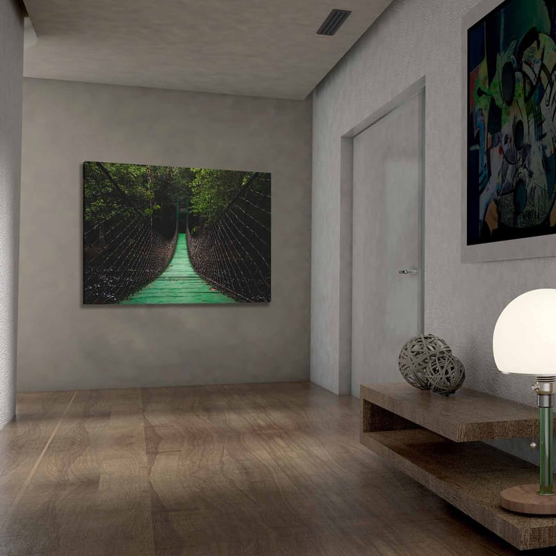 Canvastavla 70x100 cm - Hängbro som sträcker sig genom en grönskande skog - Grön / Svart - Inredning & dekor - Tavlor & konst - Canvastavla