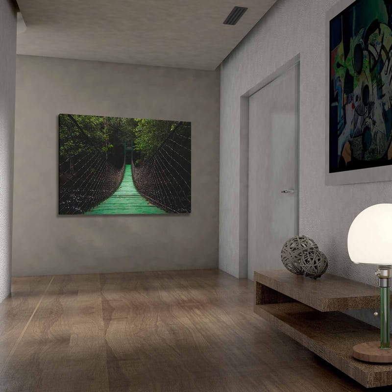 Canvastavla 70x100 cm - Hängbro som sträcker sig genom en grönskande skog - Grön / Svart - Inredning & dekor - Tavlor & konst - Canvastavla
