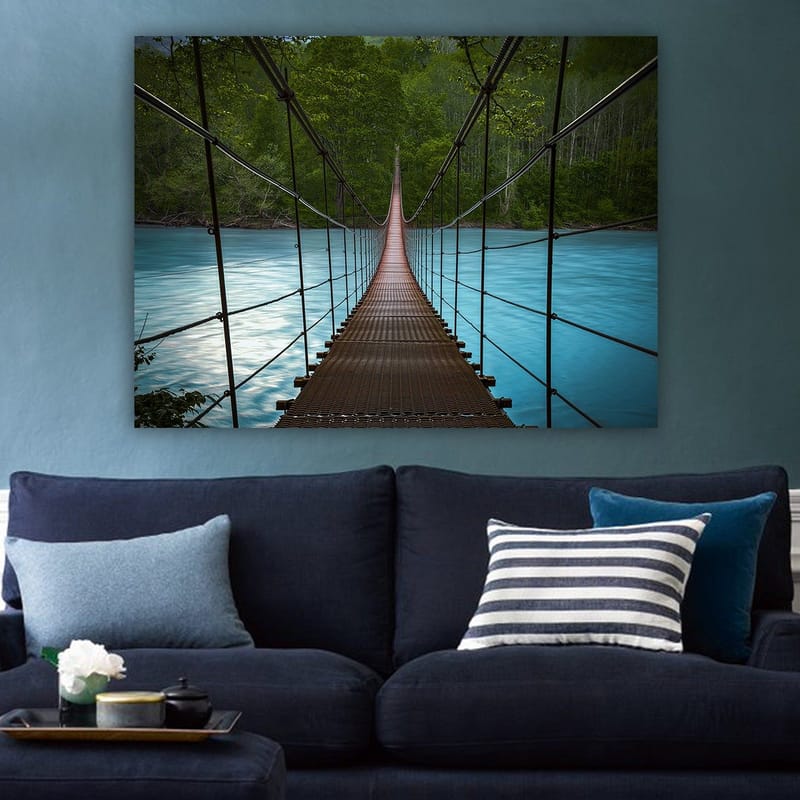 Canvastavla 70x100 cm - Hängbro som sträcker sig över en stilla, blå flod omgiven av grönskande träd - Mörkbrun / Turkos / Grön - Inredning & dekor - Tavlor & konst - Canvastavla