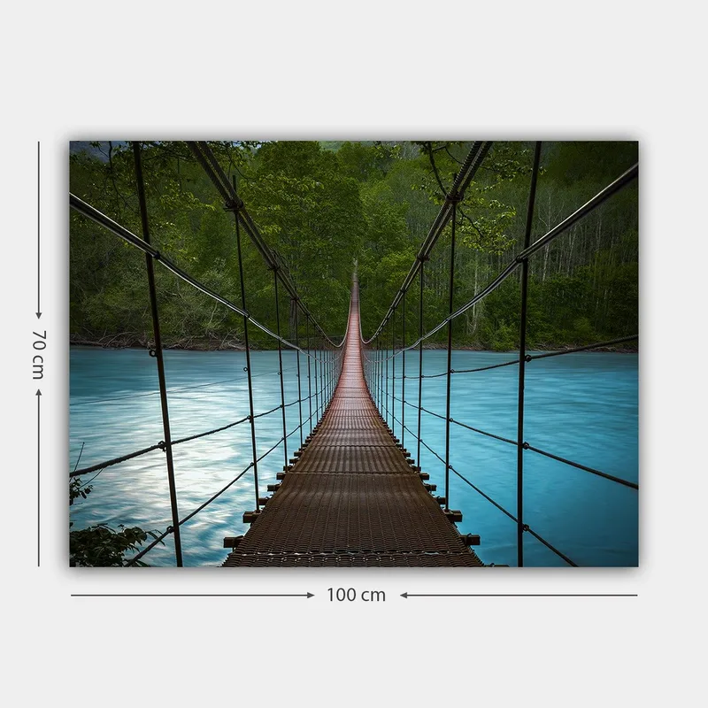 Canvastavla 70x100 cm - Hängbro som sträcker sig över en stilla, blå flod omgiven av grönskande träd - Mörkbrun / Turkos / Grön - Inredning & dekor - Tavlor & konst - Canvastavla