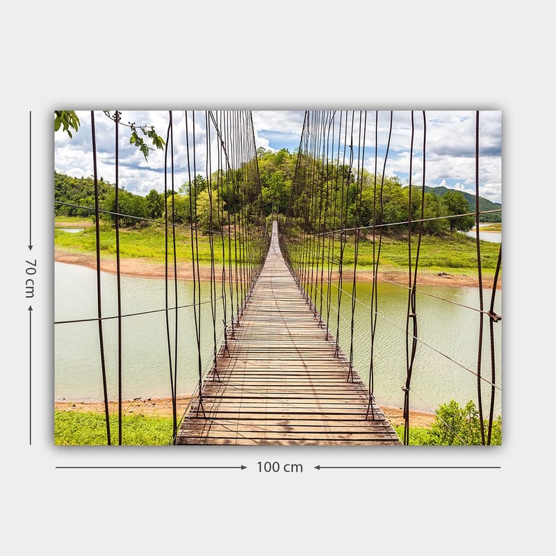 Canvastavla 70x100 cm - Hängbro som sträcker sig över en stilla sjö, omgiven av grönskande landskap - Grön / Brun / Blå - Inredning & dekor - Tavlor & konst - Canvastavla