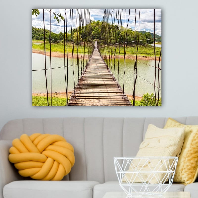 Canvastavla 70x100 cm - Hängbro som sträcker sig över en stilla sjö, omgiven av grönskande landskap - Grön / Brun / Blå - Inredning & dekor - Tavlor & konst - Canvastavla