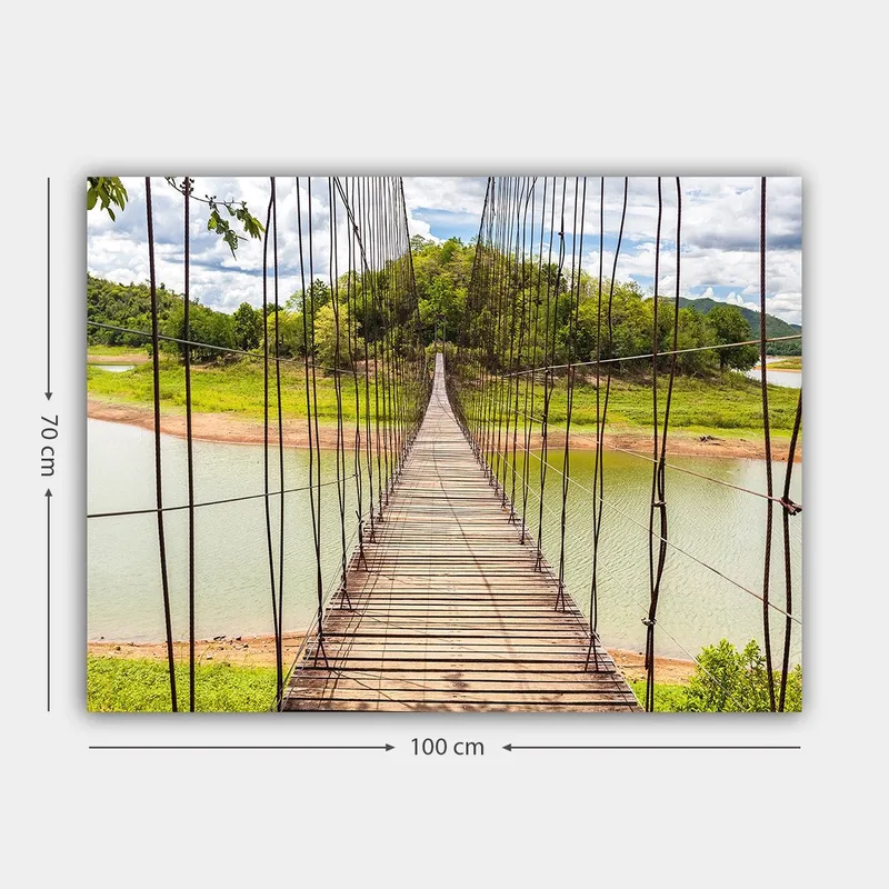 Canvastavla 70x100 cm - Hängbro som sträcker sig över en stilla sjö, omgiven av grönskande landskap - Grön / Brun / Blå - Inredning & dekor - Tavlor & konst - Canvastavla