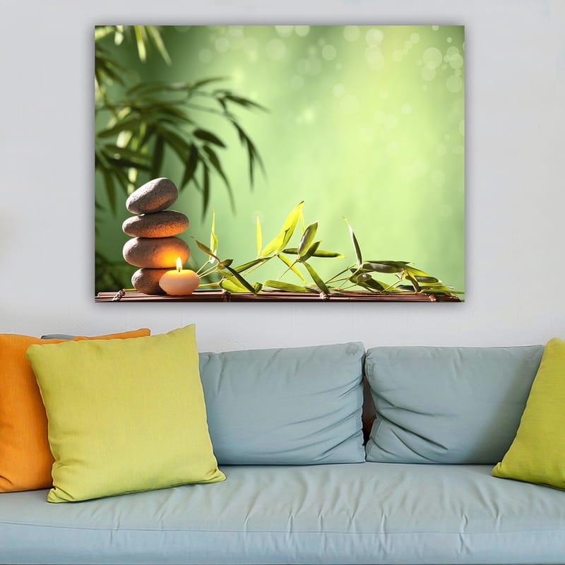 Canvastavla 70x100 cm - Harmonisk komposition med staplade stenar, ett ljus och bambu som symboliserar lugn och balans - Grön / Grå / Beige - Inredning & dekor - Tavlor & konst - Canvastavla