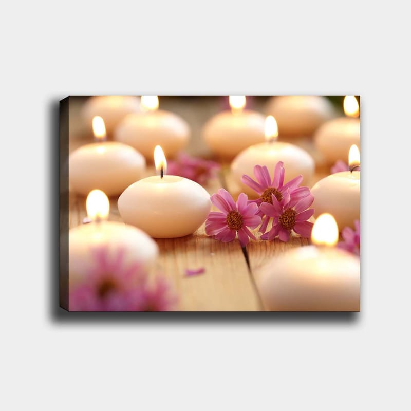 Canvastavla 70x100 cm - Harmonisk samling av tända ljus omgivna av rosa blommor - Ljusrosa / Vit / Beige - Inredning & dekor - Tavlor & konst - Canvastavla