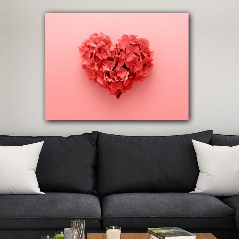 Canvastavla 70x100 cm - Hjärtformad komposition av blommor i en romantisk och lekfull stil - Korallröd / Ljusrosa - Inredning & dekor - Tavlor & konst - Canvastavla