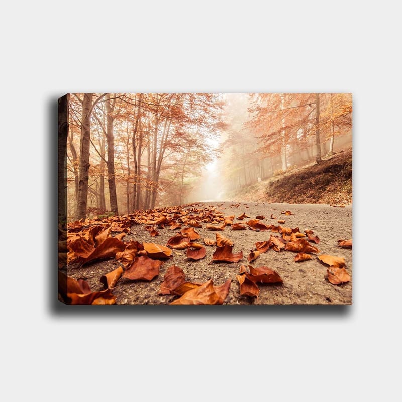Canvastavla 70x100 cm - Höstig väg kantad av fallna, bruna löv under träd med gyllene och orangea lövverk - Orange / Brun - Inredning & dekor - Tavlor & konst - Canvastavla