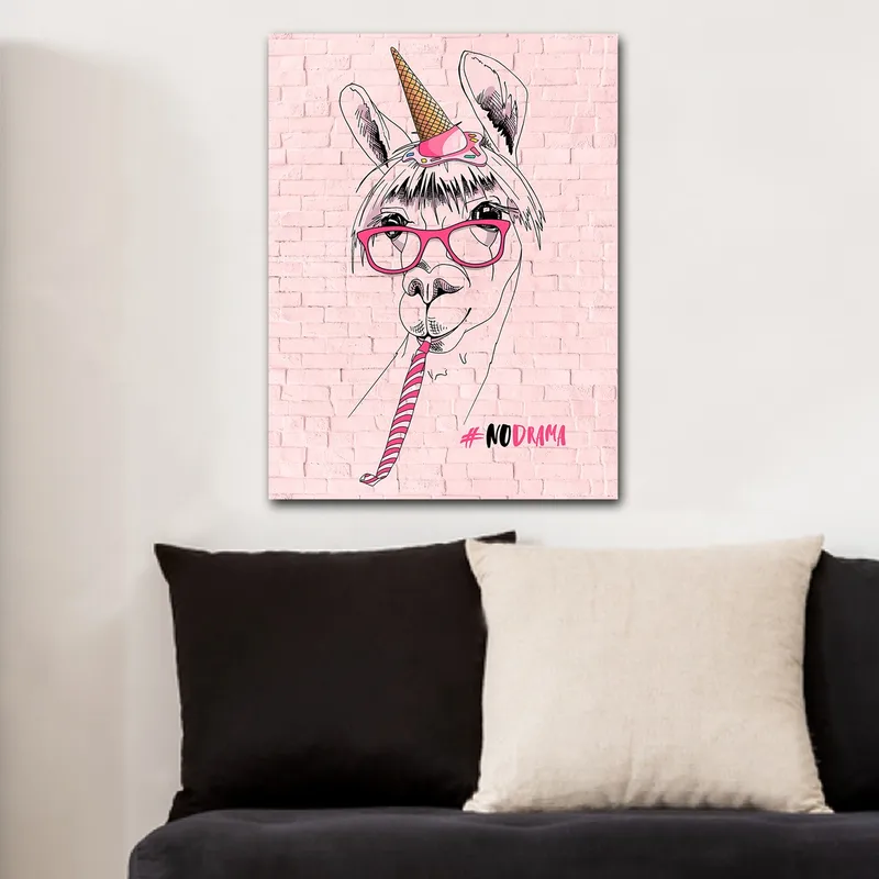 Canvastavla 70x100 cm - Humoristisk illustration av en lama med glasögon och en unicorn-hatt - Rosa / Svart / Vit - Inredning & dekor - Tavlor & konst - Canvastavla