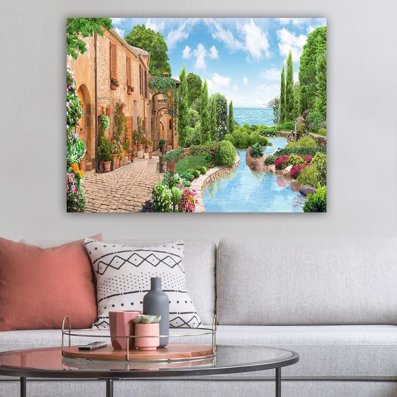 Canvastavla 70x100 cm - Idyllisk landsby med blommor, träd och en glittrande sjö i bakgrunden - Grön / Blå / Terrakotta - Inredning & dekor - Tavlor & konst - Canvastavla