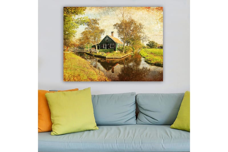Canvastavla 70x100 cm - Idyllisk landskapsvy med ett traditionellt hus vid en kanal omgiven av träd och grönska - Grön / Brun / Orange - Inredning & dekor - Tavlor & konst - Canvastavla