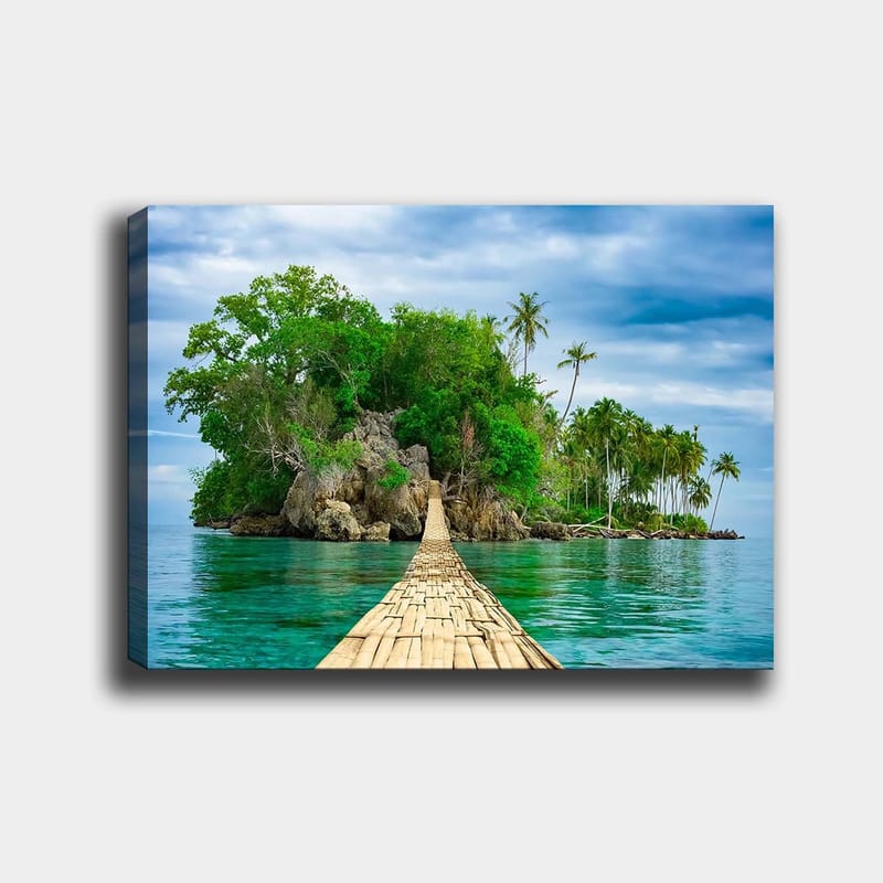 Canvastavla 70x100 cm - Idyllisk ö med frodig grönska och en träbro som leder ut över det klara vattnet, Grön / Blå / Brun