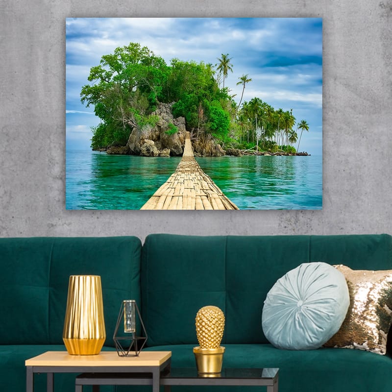 Canvastavla 70x100 cm - Idyllisk ö med frodig grönska och en träbro som leder ut över det klara vattnet - Grön / Blå / Brun - Inredning & dekor - Tavlor & konst - Canvastavla
