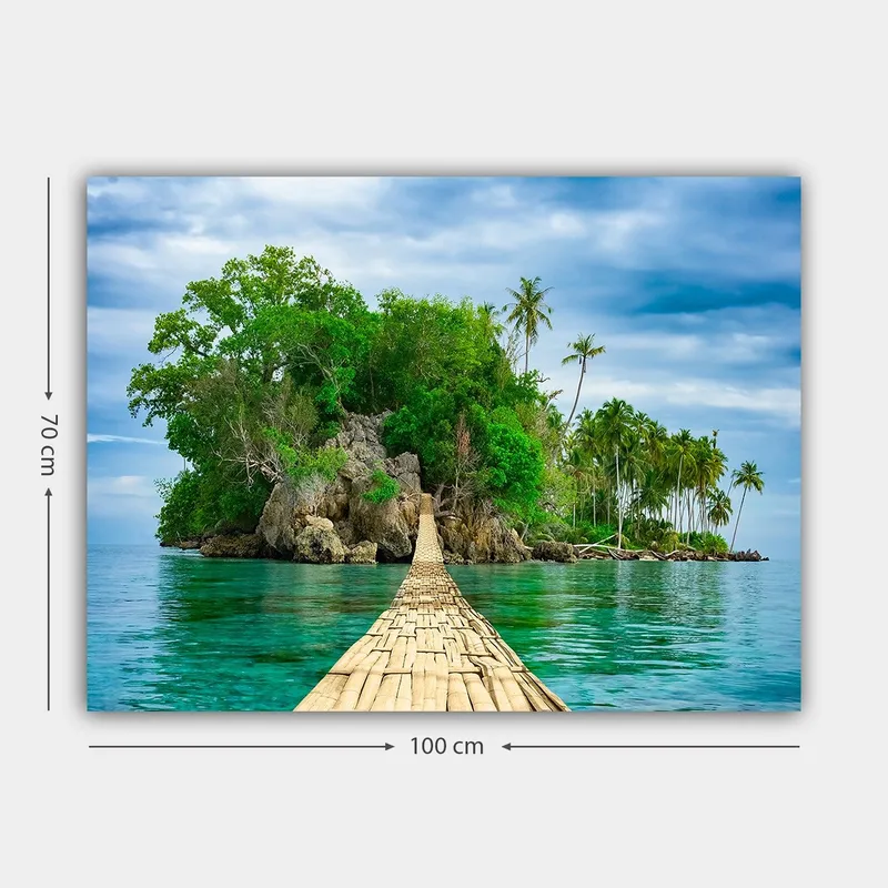 Canvastavla 70x100 cm - Idyllisk ö med frodig grönska och en träbro som leder ut över det klara vattnet - Grön / Blå / Brun - Inredning & dekor - Tavlor & konst - Canvastavla