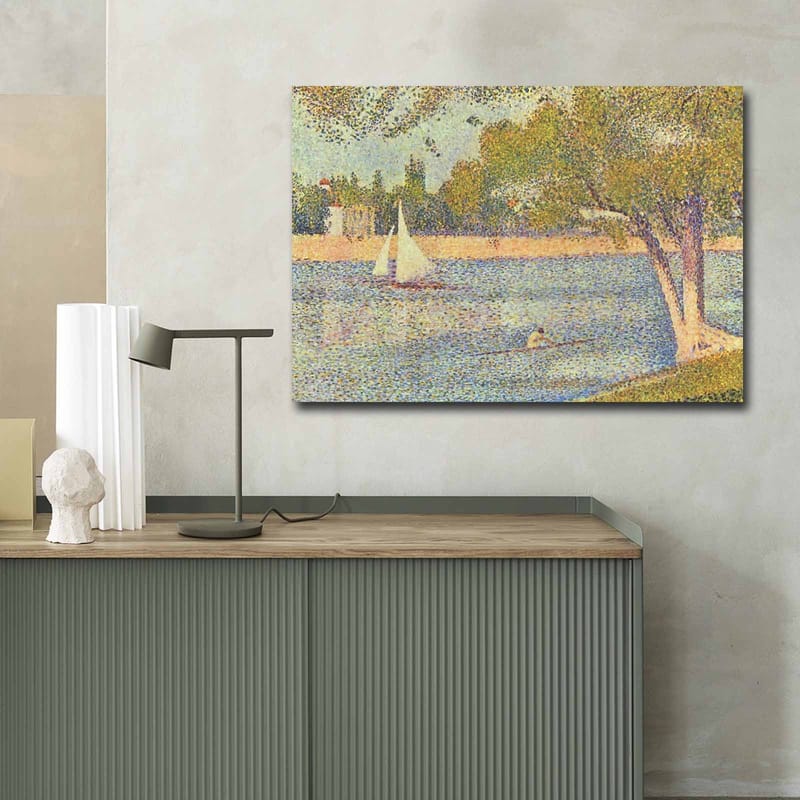 Canvastavla 70x100 cm - Idyllisk sjölandskap med segelbåtar och träd som speglar en lugn sommarstämning - Grön / Blå / Beige - Inredning & dekor - Tavlor & konst - Canvastavla