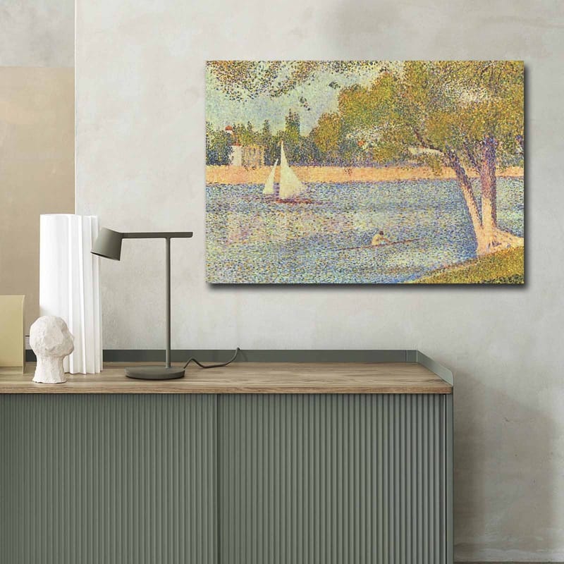 Canvastavla 70x100 cm - Idyllisk sjölandskap med segelbåtar och träd som speglar en lugn sommarstämning - Grön / Blå / Beige - Inredning & dekor - Tavlor & konst - Canvastavla