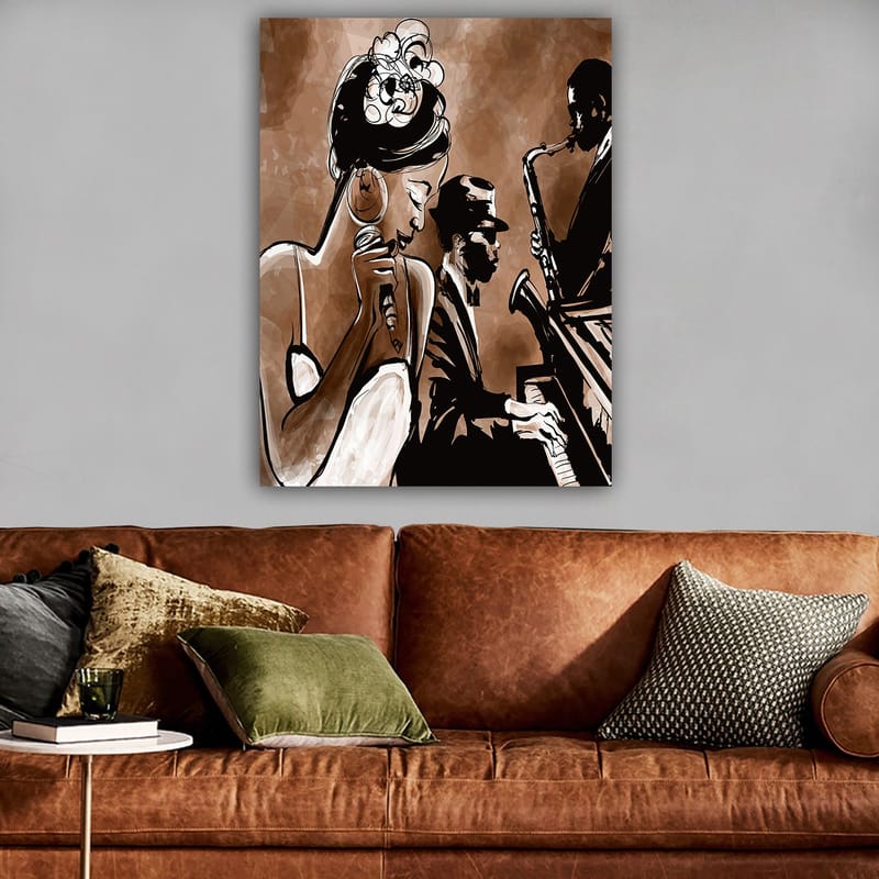 Canvastavla 70x100 cm - Jazzsångerska som framför en låt med musiker i bakgrunden - Brun / Svart / Vit - Inredning & dekor - Tavlor & konst - Canvastavla