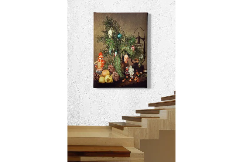 Canvastavla 70x100 cm - Juldekoration med gran, dekorationer och frukter - Grön / Röd / Beige - Inredning & dekor - Tavlor & konst - Canvastavla