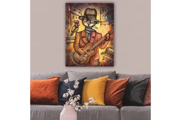 Canvastavla 70x100 cm - Kattklädd musiker spelar gitarr med en fågel på axeln i en stadsmiljö - Brun / Orange / Beige - Inredning & dekor - Tavlor & konst - Canvastavla