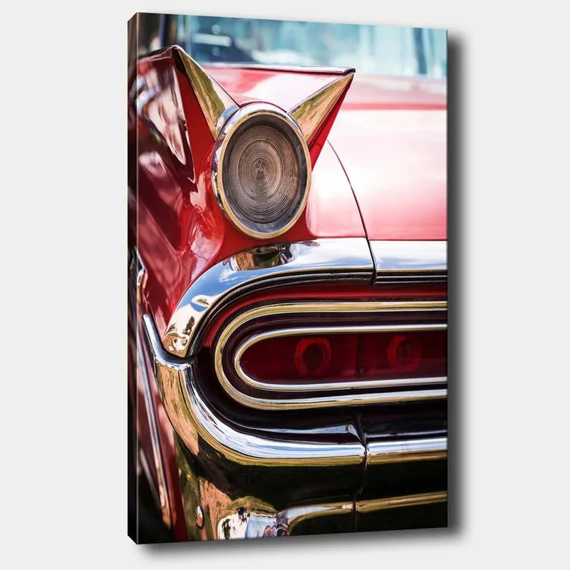 Canvastavla 70x100 cm - Klassisk bil med en distinkt röd färg och glänsande kromdetaljer, Röd / Krom (silver)