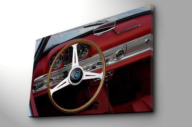 Canvastavla 70x100 cm - Klassisk bilinteriör med fokus på ratten och instrumentpanelen - Röd / Silver / Svart - Inredning & dekor - Tavlor & konst - Canvastavla