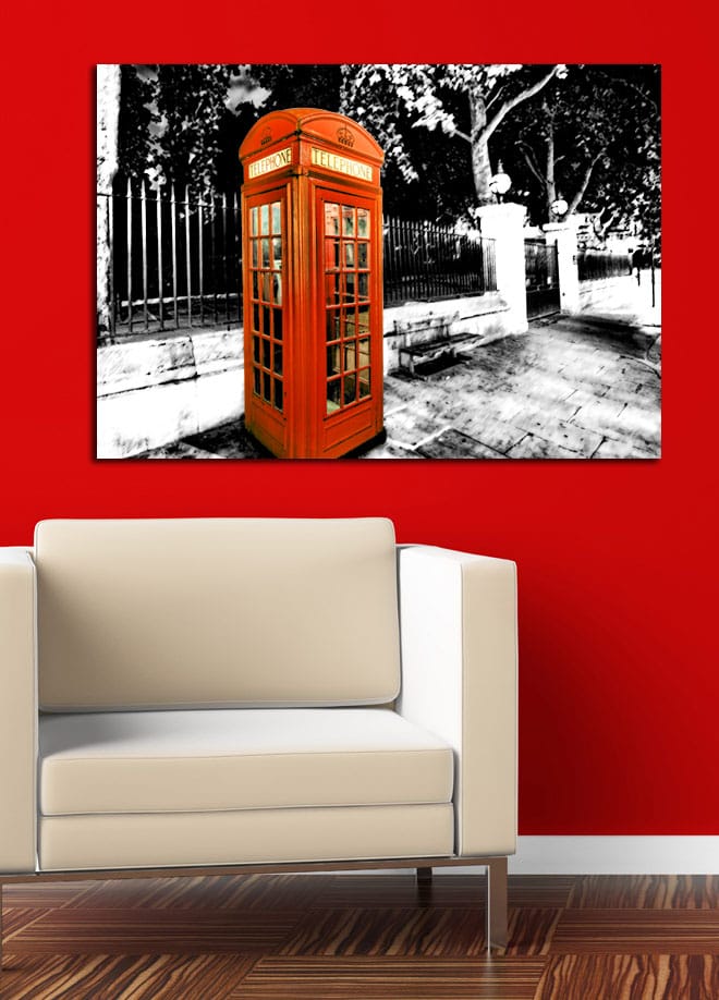 Canvastavla 70x100 cm - Klassisk röd telefonkiosk i en svartvit stadslandskap - Röd / Svart / Vit - Inredning & dekor - Tavlor & konst - Canvastavla
