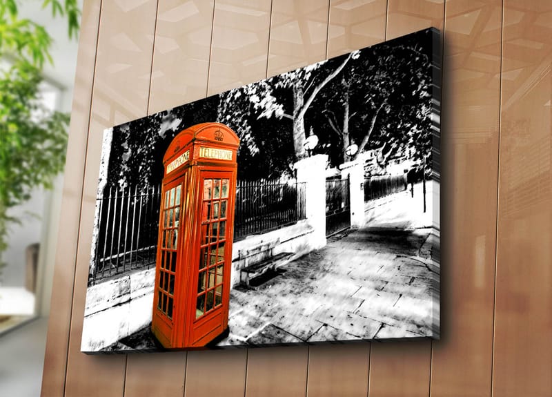 Canvastavla 70x100 cm - Klassisk röd telefonkiosk i en svartvit stadslandskap - Röd / Svart / Vit - Inredning & dekor - Tavlor & konst - Canvastavla