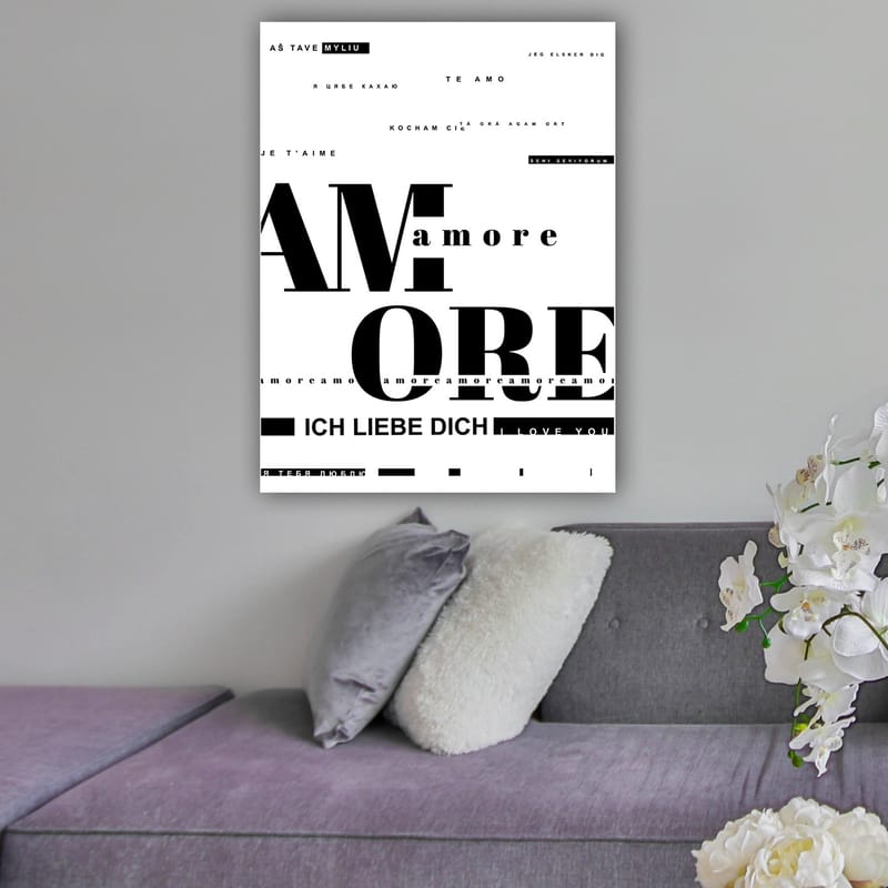 Canvastavla 70x100 cm - Konstverket fokuserar på ordet AMORE i olika typsnitt och språk, vilket uttrycker kärlekens mångfald - Svart / Vitt - Inredning & dekor - Tavlor & konst - Canvastavla