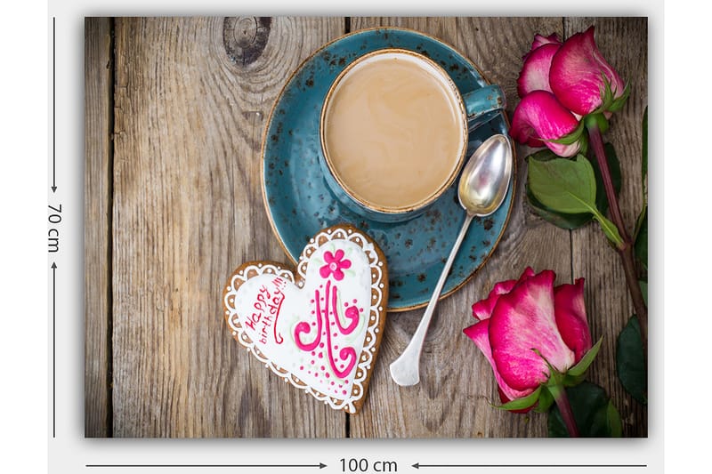 Canvastavla 70x100 cm - Kopp kaffe med en hjärtformad pepparkaka och rosor på ett träbord - Turkos / Rosa / Brun - Inredning & dekor - Tavlor & konst - Canvastavla