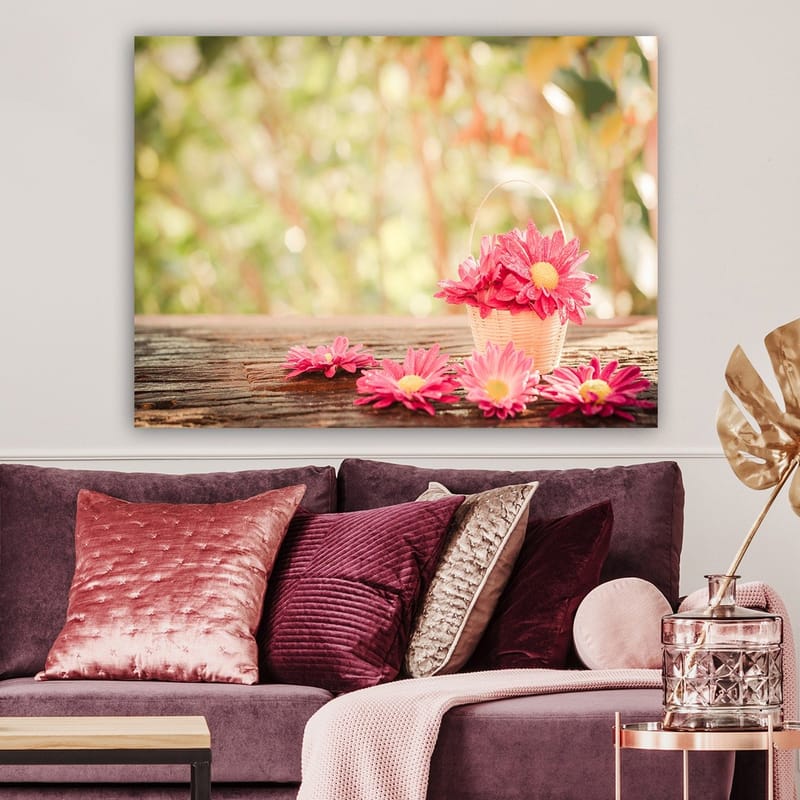 Canvastavla 70x100 cm - Korg fylld med rosa blommor på en träyta - Rosa / Gult / Brunt - Inredning & dekor - Tavlor & konst - Canvastavla