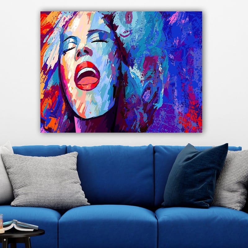 Canvastavla 70x100 cm - Kraftfull kvinna som sjunger med uttrycksfulla ansiktsdrag - Blå / Röd / Vit - Inredning & dekor - Tavlor & konst - Canvastavla