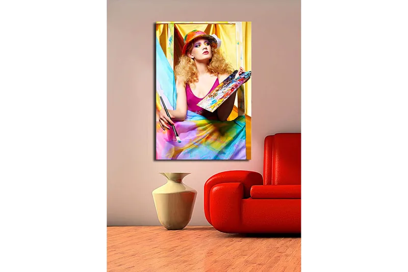 Canvastavla 70x100 cm - Kreativ kvinna som målar med en palett i handen, omgiven av färgglada tyger - Rosa / Blå / Gul - Inredning & dekor - Tavlor & konst - Canvastavla