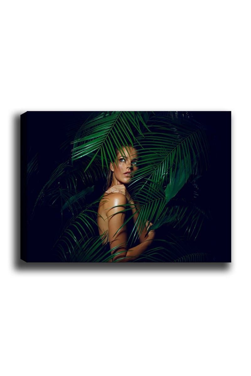 Canvastavla 70x100 cm - Kvinna delvis dold bakom gröna palmblad - Mörkgrön / Ljusgrön / Beige - Inredning & dekor - Tavlor & konst - Canvastavla