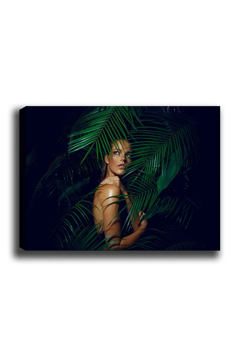 Canvastavla 70x100 cm - Kvinna delvis dold bakom gröna palmblad, Mörkgrön / Ljusgrön / Beige