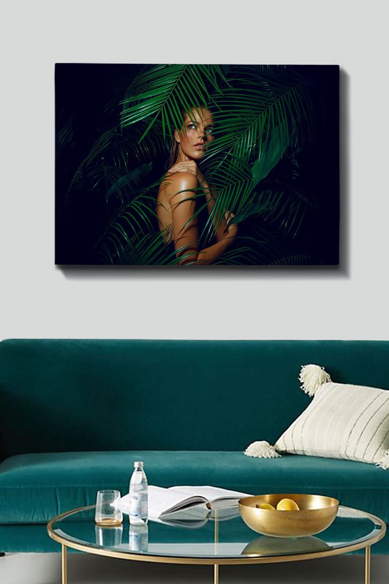 Canvastavla 70x100 cm - Kvinna delvis dold bakom gröna palmblad - Mörkgrön / Ljusgrön / Beige - Inredning & dekor - Tavlor & konst - Canvastavla