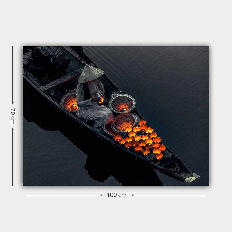 Canvastavla 70x100 cm - Kvinna i en båt som omger sig med lysande orange fiskar och traditionella korgar - Orange / Svart / Grå - Inredning & dekor - Tavlor & konst - Canvastavla
