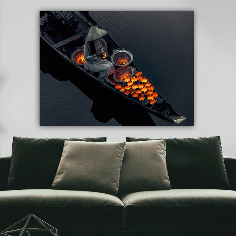 Canvastavla 70x100 cm - Kvinna i en båt som omger sig med lysande orange fiskar och traditionella korgar - Orange / Svart / Grå - Inredning & dekor - Tavlor & konst - Canvastavla