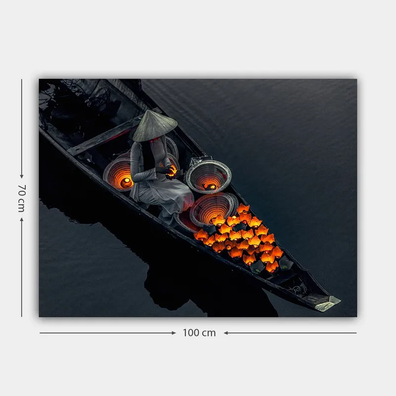 Canvastavla 70x100 cm - Kvinna i en båt som omger sig med lysande orange fiskar och traditionella korgar - Orange / Svart / Grå - Inredning & dekor - Tavlor & konst - Canvastavla
