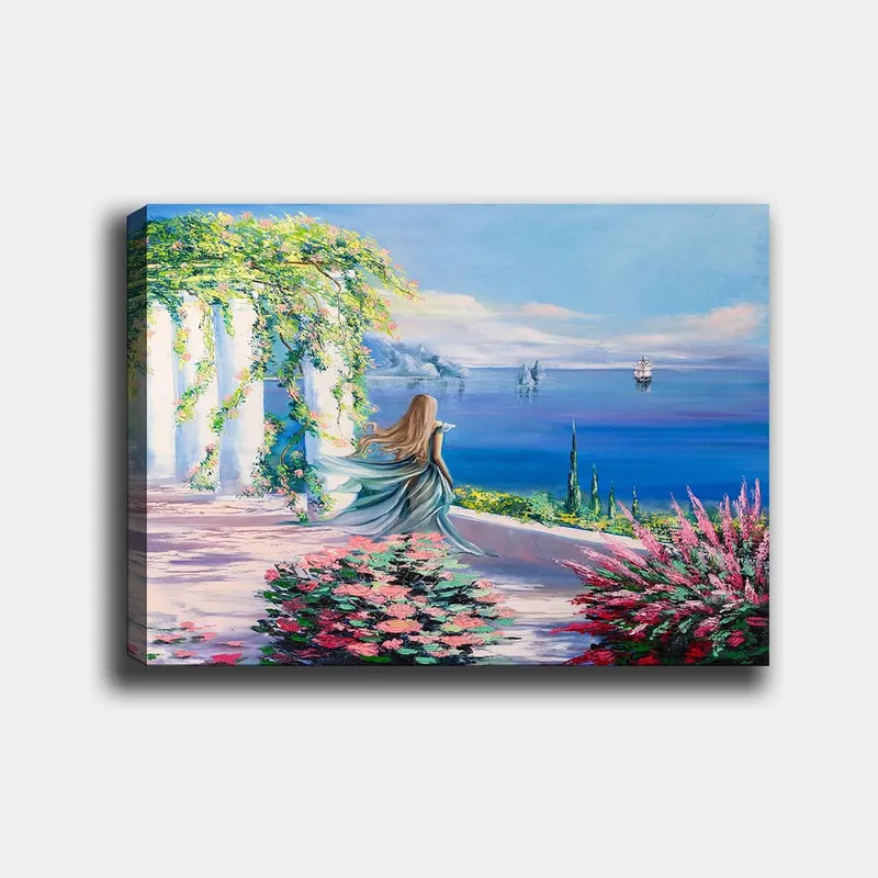 Canvastavla 70x100 cm - Kvinna i en blå klänning står vid en utsiktspunkt med havet och segelbåtar i bakgrunden, Blå / Grön / Rosa