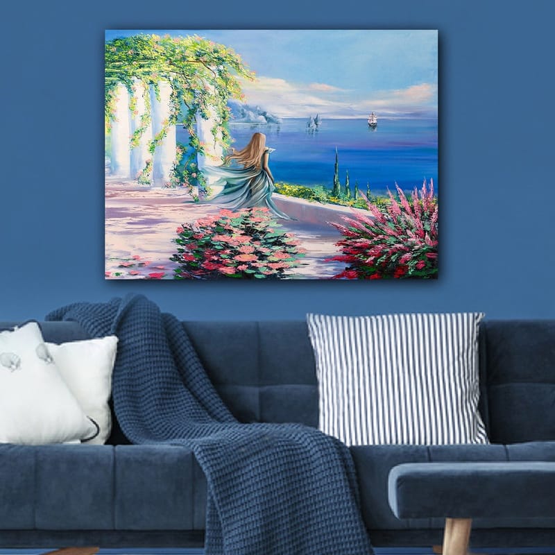 Canvastavla 70x100 cm - Kvinna i en blå klänning står vid en utsiktspunkt med havet och segelbåtar i bakgrunden - Blå / Grön / Rosa - Inredning & dekor - Tavlor & konst - Canvastavla