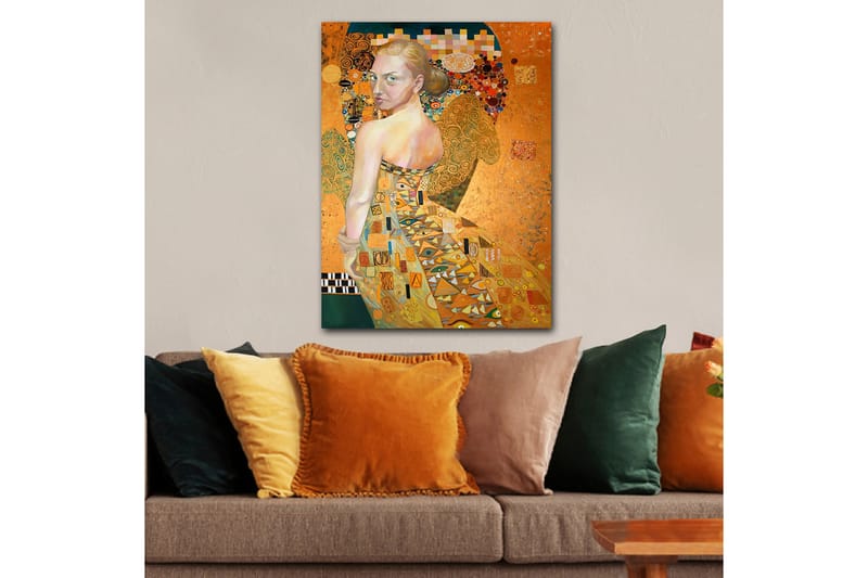 Canvastavla 70x100 cm - Kvinna i en elegant klänning med intrikata mönster, som vänder sig om med en uttrycksfull blick - Guld / Orange / Beige - Inredning & dekor - Tavlor & konst - Canvastavla