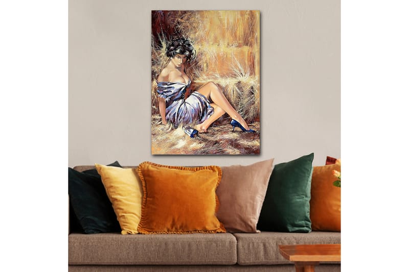 Canvastavla 70x100 cm - Kvinna i en elegant klänning som sitter avslappnat med en självsäker blick - Vit / Brun / Blå - Inredning & dekor - Tavlor & konst - Canvastavla