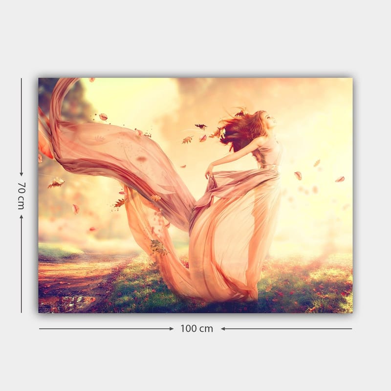 Canvastavla 70x100 cm - Kvinna i en flödande klänning som dansar i en drömlik höstlandskap med fallande löv - Ljusrosa / Beige / Mjukt gult - Inredning & dekor - Tavlor & konst - Canvastavla