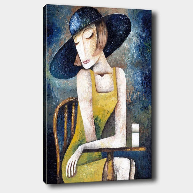 Canvastavla 70x100 cm - Kvinna i en gul klänning sitter vid ett bord med en vit kopp, iförd en stor svart hatt - Gul / Svart / Blågrön - Inredning & dekor - Tavlor & konst - Canvastavla