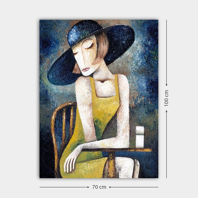 Canvastavla 70x100 cm - Kvinna i en gul klänning sitter vid ett bord med en vit kopp, iförd en stor svart hatt - Gul / Svart / Blågrön - Inredning & dekor - Tavlor & konst - Canvastavla