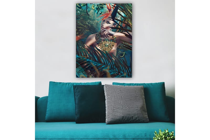 Canvastavla 70x100 cm - Kvinna i en tät, grönskande miljö med en intrikat smyckesdetalj som fångar uppmärksamheten - Mörkgrön / Turkos / Beige - Inredning & dekor - Tavlor & konst - Canvastavla
