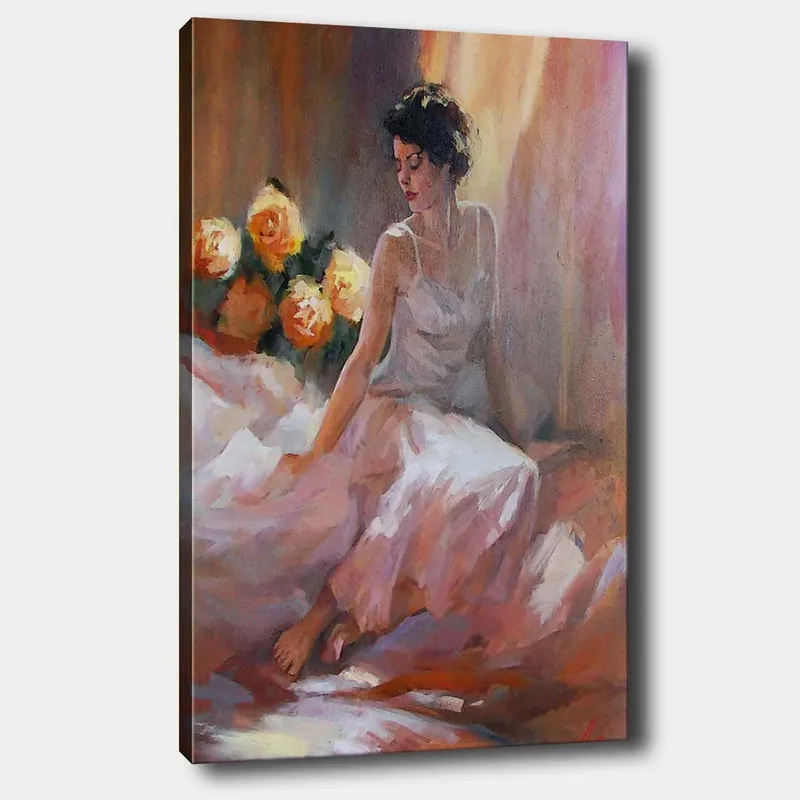 Canvastavla 70x100 cm - Kvinna i en vit klänning sitter avslappnat med rosor i bakgrunden - Vit / Rosa / Orange - Inredning & dekor - Tavlor & konst - Canvastavla